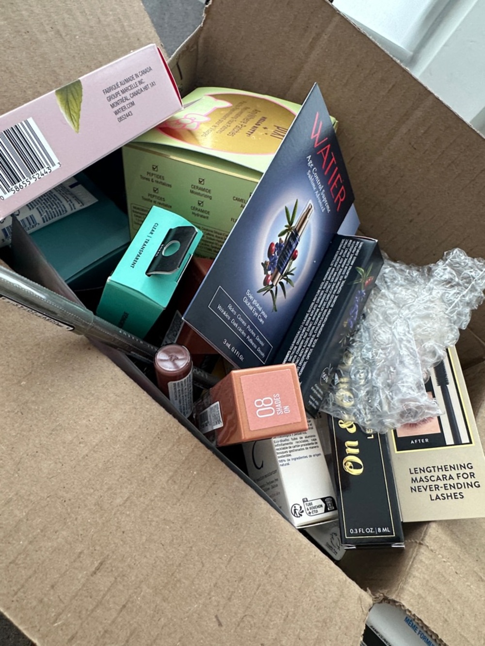 Surprise makeup and face box !